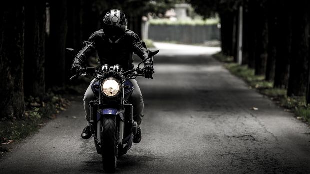 Ilustrasi pengendara motor