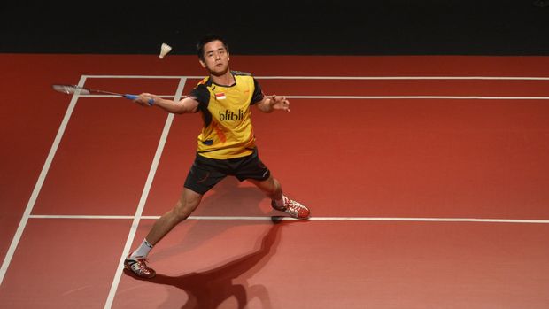 Pebulutangkis Simon Santoso mengembalikan bola ke arah Pebulutangkis Vietnam Nguyen Hoang Nam dalam Axiata Cup di Britama Sport Mall, Jakarta, Jumat (28/11). Simon Santoso menang dengan skor 21-11, 21-8. ANTARA FOTO/Rosa Panggabean/Rei/NZ/14.