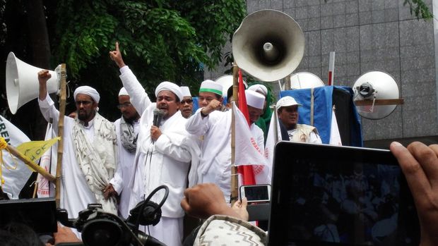Pimpinan ormas Front Pembela Islam (FPI) Habib Rizieq Shihab (tengah) berorasi di depan Gedung DPRD  DKI Jakarta, Jalan Kebon Sirih, Jakarta Pusat, Senin (1/12). Dalam aksinya, massa menolak Basuki Tjahaja Purnama atau Ahok sebagai Gubernur DKI Jakarta dan menunjuk KH Fahrurrozy Ishaq sebagai Gubernur DKI versi Gerakan Masyarakat Jakarta. ANTARA FOTO/OJT/Ajat Sudrajat/mes/14