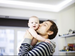 Studi: Usia Pria Saat Punya Anak Pertama Berkaitan dengan Risiko Mati Muda