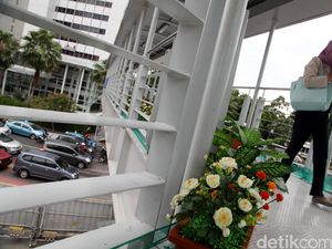Perobohan JPO HI Dikritik, Sandi: Memudahkan Kaum Difabel Perobohan JPO HI Dikritik, Sandi: Memudahkan Kaum Difabel