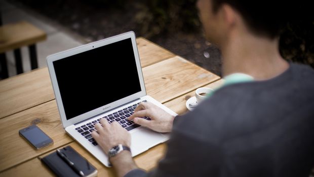 Ilustrasi bekerja dengan laptop