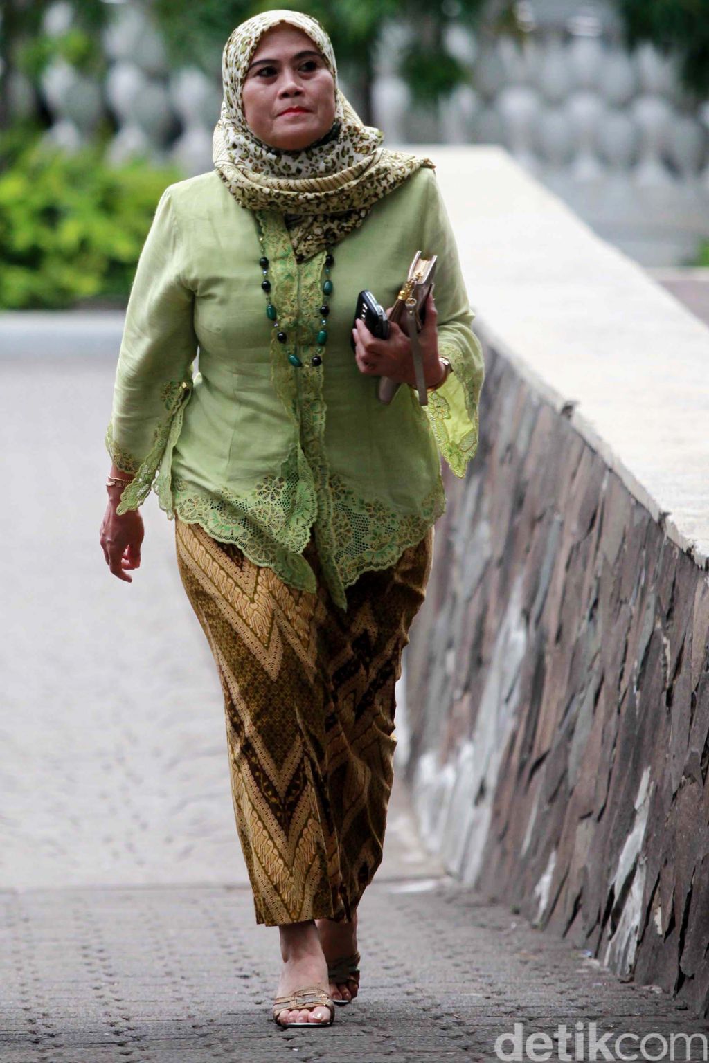 Pegawai Negeri Sipil (PNS) mengenakan seragam khas Betawi pada hari pertama penerapan peraturan seragam khas Betawi setiap hari Rabu di Balaikota Jakarta, Rabu (2/1). Hal ini dibuat oleh Gubernur DKI Joko Widodo untuk melestarikan budaya kebetawian di DKI Jakarta. File/detikFoto.