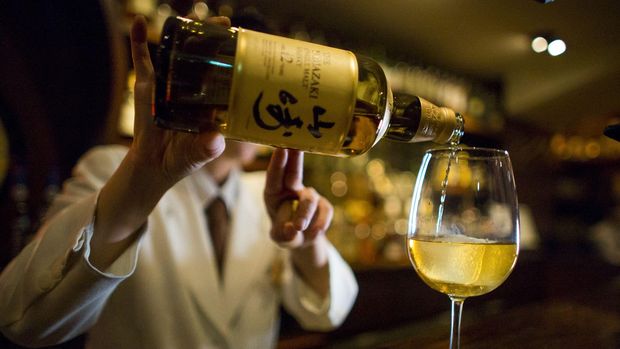 A bartender pours Yamazaki whisky at the Hibiya whisky bar in the Ginza district in Tokyo December 2, 2014. Nestled at the foot of wooded hills near the ancient Japanese capital of Kyoto, the Yamazaki whisky distillery feels a long way from the northerly glens of Scotch's spiritual home. Despite its unlikely birthplace, last month Yamazaki's Single Malt Sherry Cask 2013 trumped more than a thousand challengers to be named the world's best whisky by leading critic Jim Murray in his Whisky Bible 2015.  Picture taken December 2, 2014. To match story JAPAN-WHISKY/     REUTERS/Thomas Peter (JAPAN - Tags: BUSINESS)