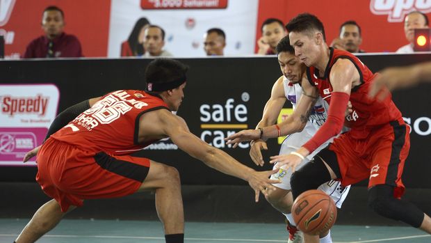 Rizal Falconi (kanan) kini membela Satria Muda Britama. (ANTARA FOTO/Prasetyo Utomo)