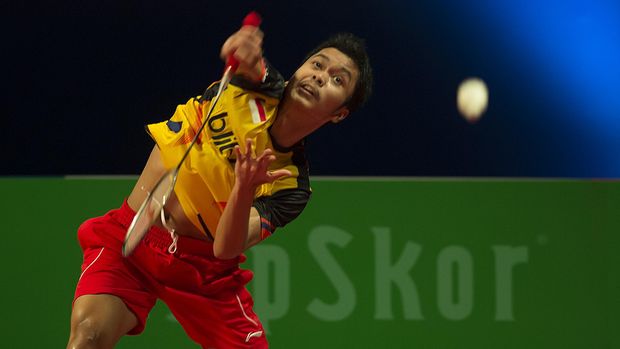 Pebulutangkis tunggal putra Indonesia Anthony Sinisuka Ginting mengembalikan kok ke arah pebulutangkis Thailand Boonsak Ponsana pada Turnamen Axiata Cup 2014 di Britama Sport Mall, Jakarta, Rabu (3/12). Anthony menang 9-21, 21-10, 21-10. ANTARA FOTO/Widodo S. Jusuf/Koz/ama/14.