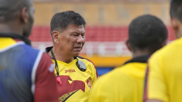 Pelatih Sriwijaya FC Benny Dollo memberi arahan kepada anak asuhnya ketika latihan rutin di Stadion Gelora Sriwijaya, Jakabaring, Palembang, Sumatera Selatan, Selasa (2/12). Sriwijaya FC dengan materi pemain baru yang memadai, menargetkan meraih gelar Juara ISL pada 2015 mendatang. ANTARA FOTO/Feny Selly/Asf/Spt/14.