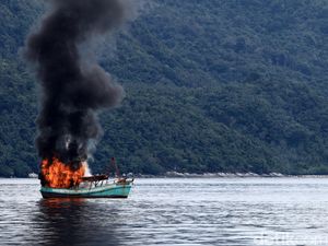 Pengusaha Serahkan Kebijakan Penenggelaman Kapal ke Susi Pengusaha Serahkan Kebijakan Penenggelaman Kapal ke Susi