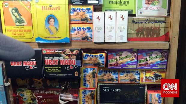 Gerobak-gerobak penjual obat kuat yang biasa ditemui di sepanjang Jalan Matraman Raya. Disini dijual bermacam jenis obat kuat impor dari Tiongkok maupun Eropa.