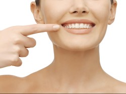 Hii! Gigi Bisa Berwarna Kuning Kehijauan karena Tertutup Karang Gigi