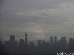 Angin Kencang Landa Jakarta