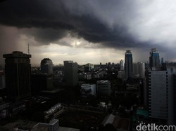 Waspadai Peringatan Dini Cuaca Ekstrem: Mojokerto, Pasuruan-Sidoarjo Siaga