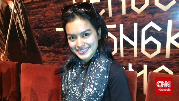 Eva Celia dekat dengan Adipati Dolken setelah film Adriana.