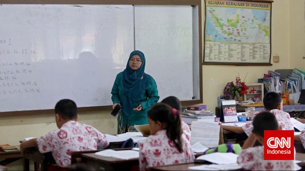 Guru sedang mengajar di SDN Gondangdia Pagi, Jakarta, Kamis, 11 Desember 2014. CNN Indonesia/Adhi Wicaksono.