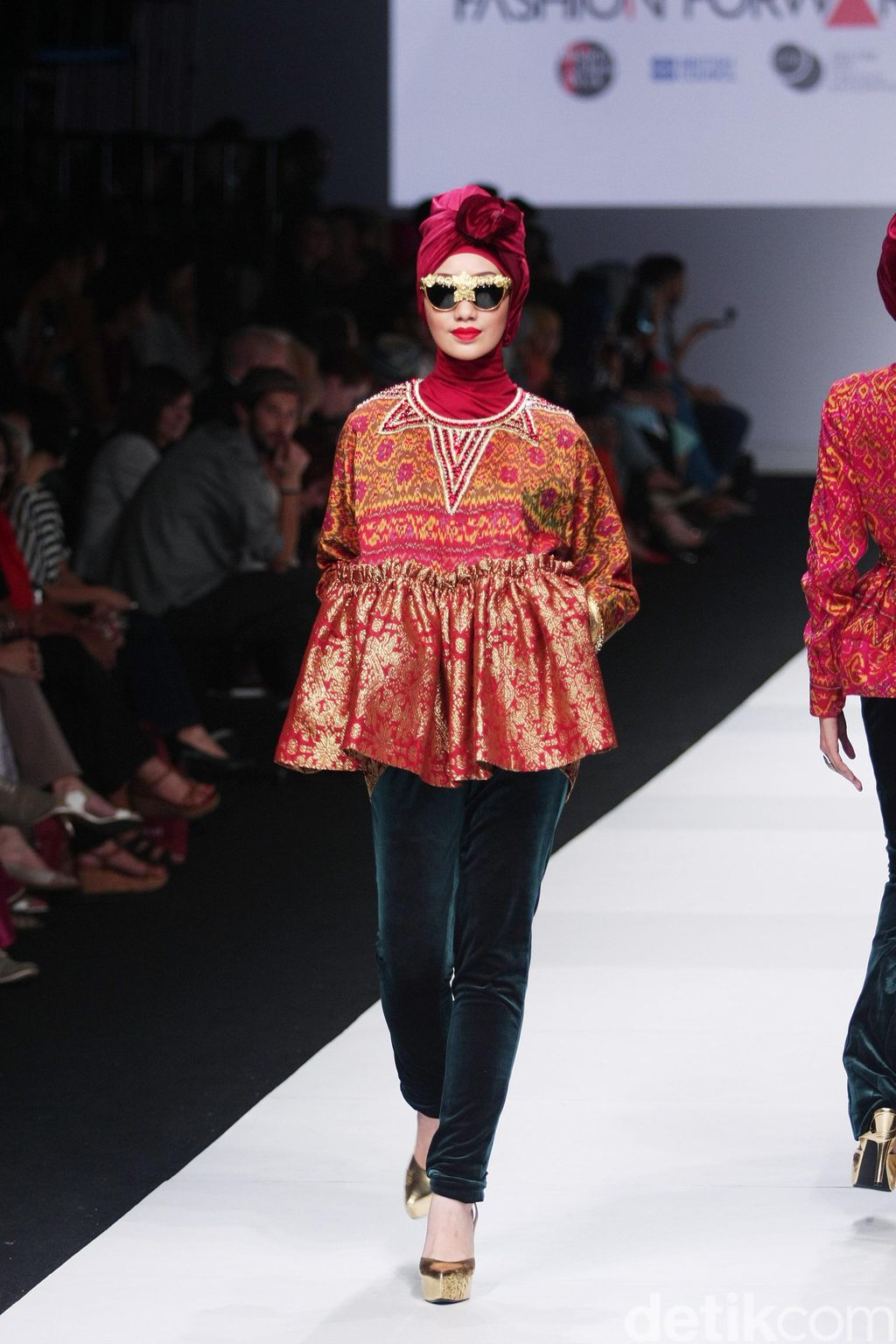 Dian menyuguhkan songket asal palembang dengan mengangkat tema Miss Palembang in New York. Sonket itu umumnya dijadikan atasan dengan struktur pundak yang tegas dan sebagai bawahan dian banyak menerapkan rok beludru.