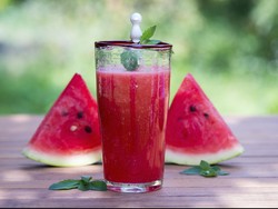 Mau Ngemil Saat Program Turunkan Bobot? Semangka Bisa Jadi Pilihan Tepat