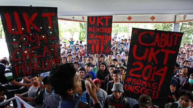 Sejumlah mahasiswa melakukan demonstrasi menolak kebijakan Uang Kuliah Tunggal (UKT), di Universitas Jendral Soedirman (Unsoed) Purwokerto, Banyumas, Jateng, Rabu (17/12). Sejumlah mahasiswa terluka akibat terkena pecahan kaca saat terjadi bentrok, dengan keamanan kampus. Mahasiswa menolak kebijakan UKT nan dinilai memberatkan, dan mengeluhkan tetap terjadinya praktek pungutan diluar UKT. ANTARAFOTO/Idhad Zakaria/ed/nz/14.