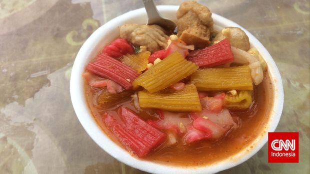 Seblak Oces, makanan khas Bandung terbuat dari krupuk dengan cita rasa yang pedas