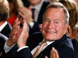 Empat Hari Dirawat karena Patah Tulang Leher, Bush Senior Diperbolehkan Pulang