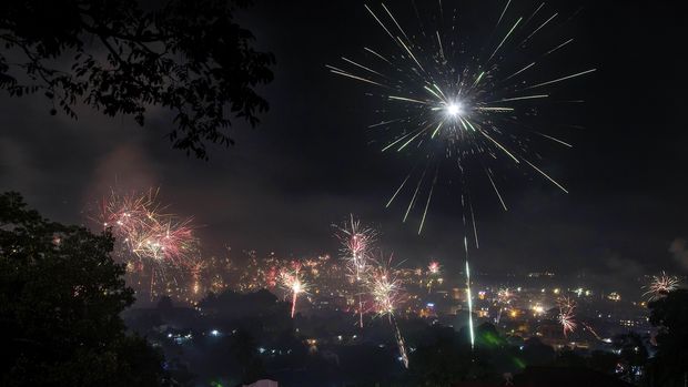 Suasana kemeriahan pesta kembang api saat perayaan natal 25 Desember 2014 di Kota Ambon, Maluku, Kamis (25/12). Umat Kristiani di Ambon meluapkan kegembiraan merayakan Natal dengan pesta kembang api dan konvoi kendaraan bermotor di seluruh wilayah kota Ambon. ANTARA FOTO/Jimmy Ayal/Asf/pd/14.