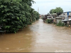 Pemotor Hanyut Tergulung Arus Banjir di Bandung