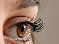 Waspada Pakai Penjepit Bulu Mata, Kelopak Mata Wanita Ini Hampir Robek