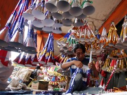 Terompet Berbahan Sampul Alquran Dijual di Minimarket, Polisi Turun Tangan