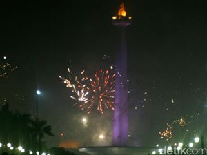 Pesta Kembang Api juga Meriahkan Pergantian Tahun di Monas