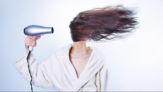 Ilustrasi wanita mengeringkan rambut