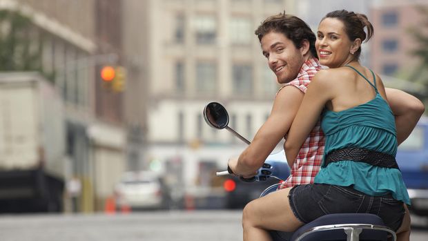 Ilustrasi mengendarai motor