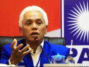 Tanpa Kata, Hatta Rajasa Tinggalkan Kediaman SBY Tanpa Kata, Hatta Rajasa Tinggalkan Kediaman SBY