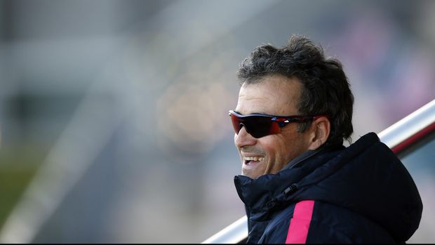 Luis Enrique memakai kacamata hitam.
