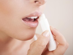 Setop Basahi Bibir dengan Ludah Jika Tak Mau Bibir Justru Makin Kering