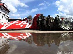 KNKT: AirAsia QZ8501 Dikendalikan Kopilot, Pilot Tak Ambil Alih Saat Darurat