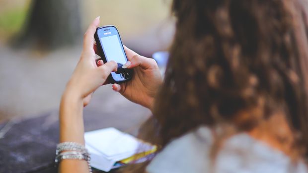 Ilustrasi pengguna smartphone