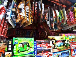 Dolar Turun, Pedagang Mainan Anak di Pasar Gembrong Ikutan Happy