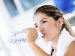 Kurang Minum dan Kebanyakan Minum Saat Lari Sama Bahayanya