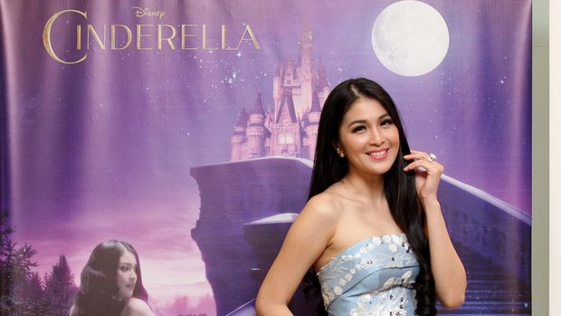 SANDRA DEWI SEBAGAI CINDERELLAAktris Sandra Dewi berfoto saat menghadiri Media Interview Mengenai Peran Sandra Dewi Dalam Disney Princesses di Jakarta, Senin (19/1). Dewi Sandra terpilih sebagai Ikon Disney Princesses sebagai Cinderella untuk Disney Princess Calendar 2015 bersama delapan selebriti Asia Tenggara dan tiga model lainnya. ANTARA FOTO/Muhammad Adimaja/ama/15