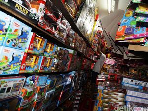 Mainan Lokal vs China di Pasar Gembrong, Mana Paling Laku?