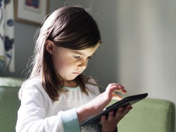 Tak Disadari, Orang Tua Bisa Sebabkan Anak Kecanduan Internet