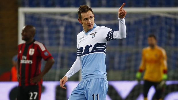Miroslav Klose sempat mengaku mencetak gol dengan tangan, yang membuat wasit menganulir gol itu.