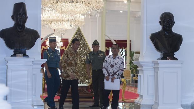 Presiden Joko Widodo (kedua kiri) didampingi Mensesneg Pratikno (kanan) dan kedua Ajudan Presiden, Kolonel Laut Hersan (kiri) serta Kolonel Inf. Widi Prasetijono (kedua kanan) berjalan menuju ruang pertemuan dengan anggota Dewan Pertimbangan Presiden (Wantimpres) di Istana Merdeka, Jakarta, Rabu (28/1). ANTARA FOTO/Widodo S. Jusuf/Rei/ama/15.