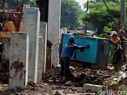 Amankan Tol Becakayu di Kalimalang, Satpol PP Ricuh dengan Warga