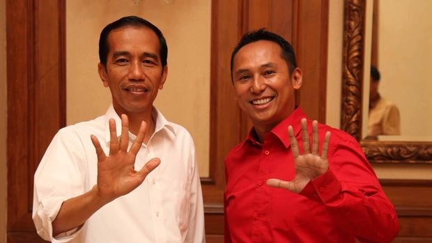 Nico Siahaan (kanan) bersama Joko Widodo