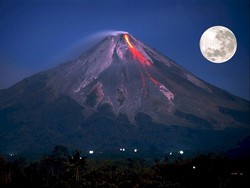 Mbah Rono: Jangan Percaya Isu Letusan Gunung Raung Sama Dengan Merapi