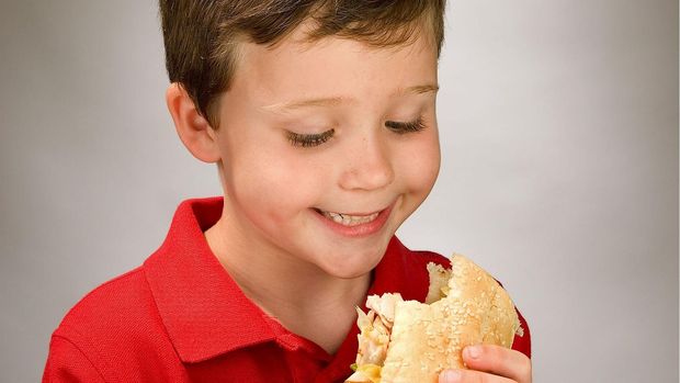 Ilustrasi Anak Makan Sandwich