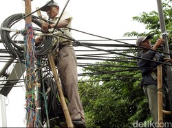 Telkom Tak Terima Penumpang Gelap di Tiang Telepon