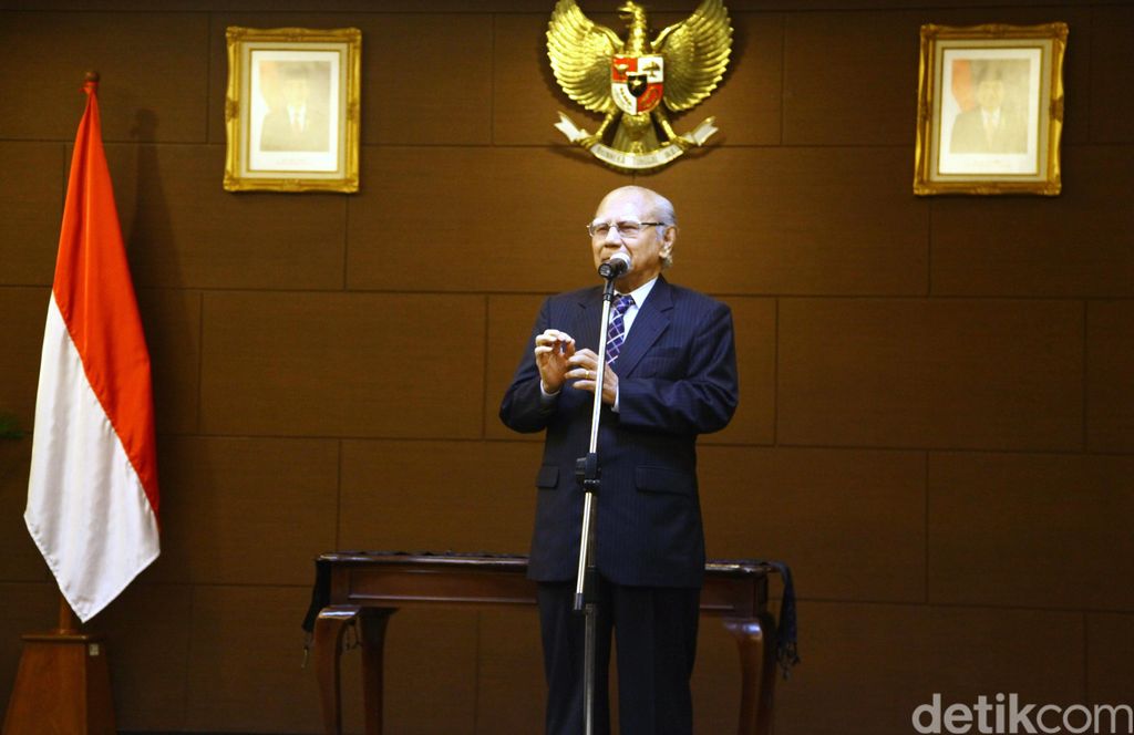 Ketua Dewan Pertimbangan Presiden Sri Adiningsih periode 2014-2019 melakukan serah terima jabatan dengan ketua Wantimpres periode 2009-2014 Emil Salim di Kantor Wantinpres, Jakarta, Selasa (3/2/2015). Ada Sembilan orang Watimpres yang akan mengekfektifkan roda pemerintahannya lima tahun ke depan.