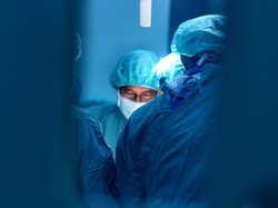 Kena Luka Bakar Hebat, Tangan Frank Dijahitkan ke Perutnya