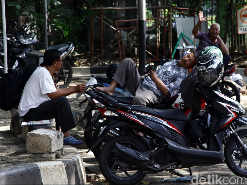Musim Hujan, Pendapatan Tukang Ojek di Sultra Turun Musim Hujan, Pendapatan Tukang Ojek di Sultra Turun